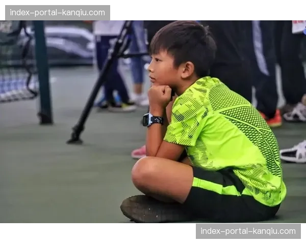 比赛花絮：场边球童快速递球，助力主队完成一次快速边线球反击