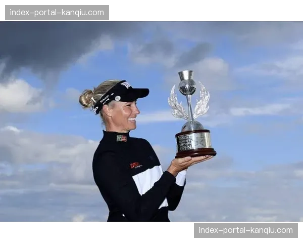 特写：苏格兰老将斯图尔特·霍格最后一次身披国家队战袍走出穆雷菲尔德球场